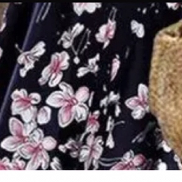 ☄️Any 2 for $10 ☄️
B7 Casual Florals Tunic Round Neck A-line Dress. - Picture 5 of 9